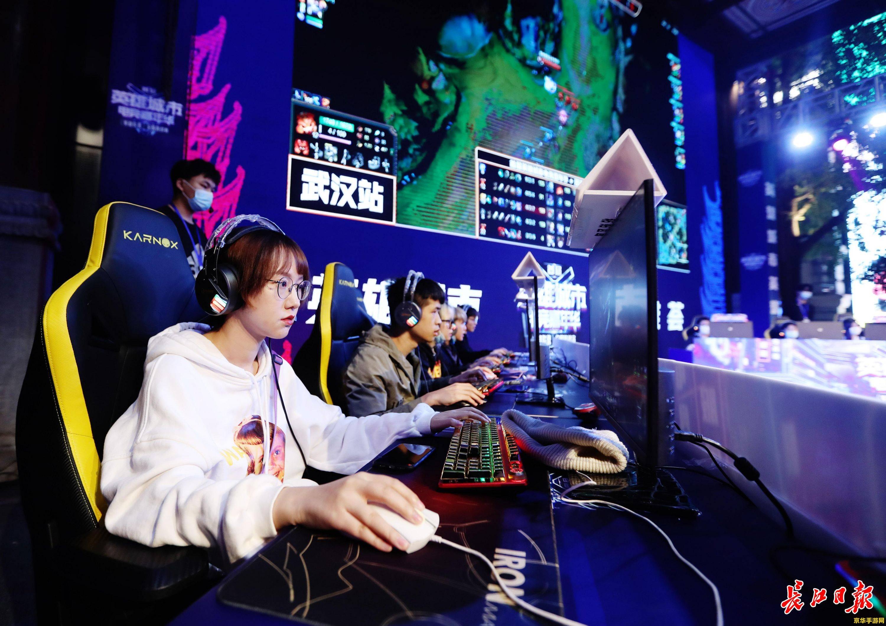 英雄联盟这个游戏 英雄联盟：电竞巅峰的传奇之旅